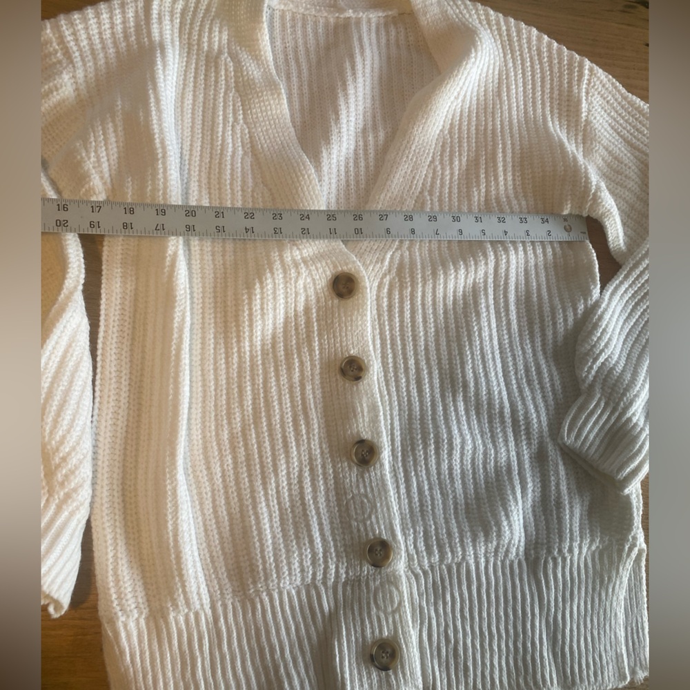 Elegant‎ White Button-Up Cardigan - Picture 3 of 5